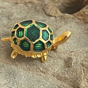 Vintage 70s Mini Gold Tone & Green Enamel Turtle Broach